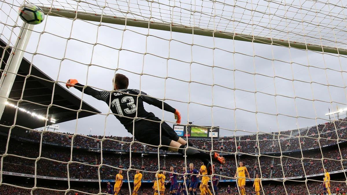 Oblak no puede llegar al soberbio tiro de falta lanzado por Messi en el Camp Nou.