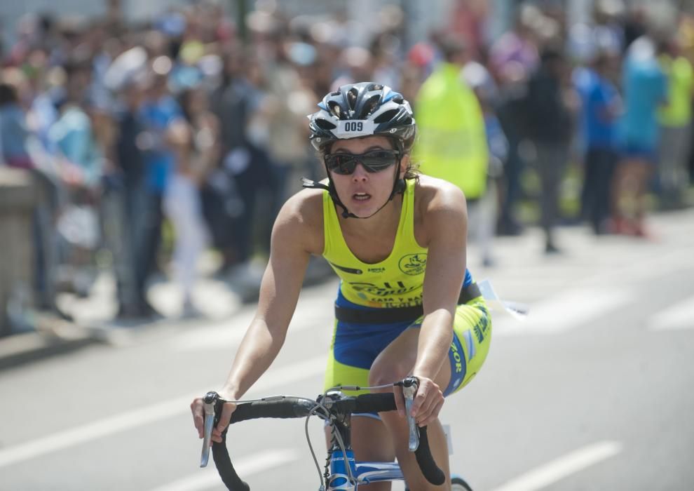 Más de 300 deportistas en el X Triatlón de Riazor