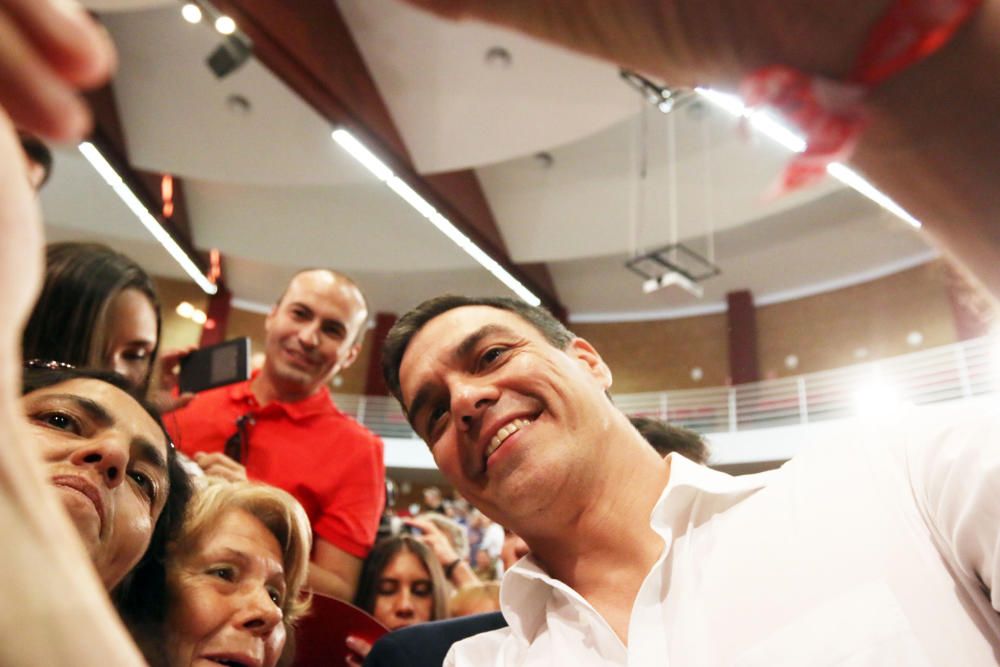 Pedro Sánchez concluye su jornada de campaña en Málaga con un mitin en la Facultad de Derecho de la universidad malagueña.