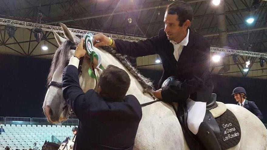 César Mañanes monta a Vilorto Damasco, el caballo galardonado en el Salón Internacional.