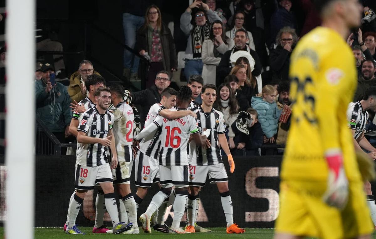 Los jugadores del Castellón celebran el segundo tanto de Lucas Alcázar