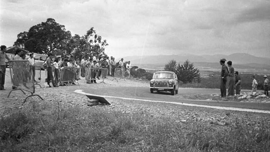 Un Seat 600 en una de les edicions clàssiques de la Pujada a Els Àngels dels anys 70 · Ajuntament de Girona/CRDI (Narcís Sants Prats)