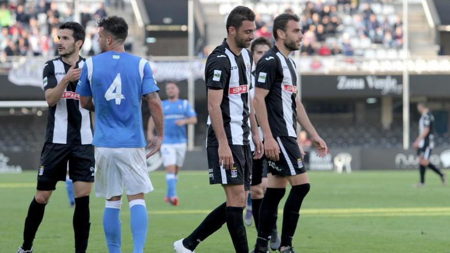 El delantero Arturo y el central Gonzalo Verdú, al término de un partido del FC Cartagena esta temporada.