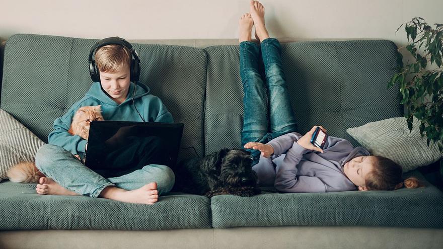 TECNOLOGÍA Y MENORES  Móviles y niños: en busca del equilibrio