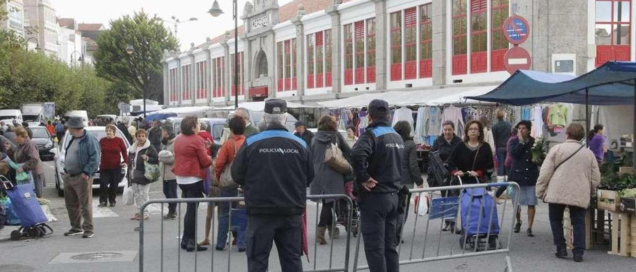 Presencia de la Policía Local en el mercadillo tras la reyerta entre gitanos en octubre de 2015. // Santos Álvarez