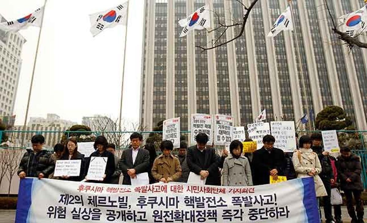 Activistes mediambientals tributen un minut de silenci a les víctimes del terratrèmol que hi ha hagut al Japó, durant una manifestació a Seül (Corea del Sud) que demana al govern sud-coreà que aturi la construcció de més plantes nuclears al país.