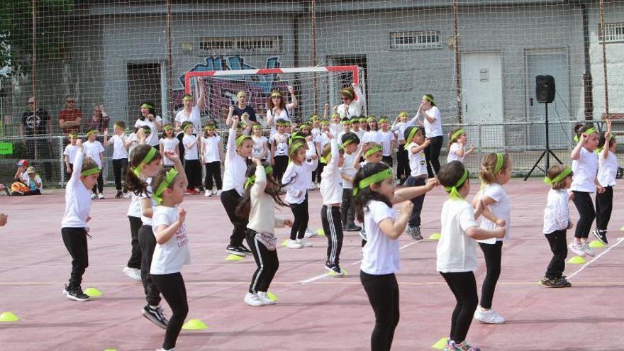 Alumnos del CEIP Pluriligüe de Seixalbo bailando en el Día de la Educación Física.. |   // IÑAKI OSORIO