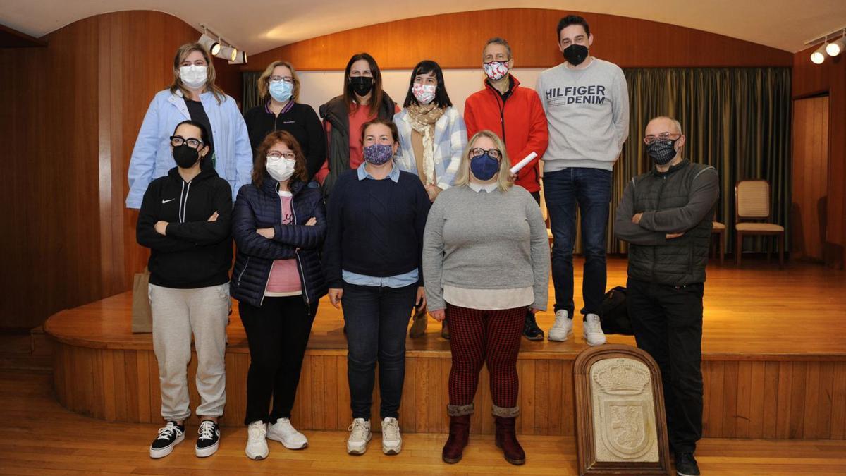 Miembros de las directivas saliente y entrante presentes en la asamblea.