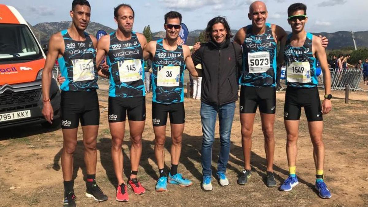 Los componentes del ADA Calvià posan junto a su entrenador, Johnny Ouriagly.