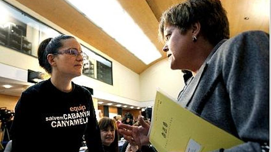 Mònica Oltra (Compromís), con la camiseta del Cabanyal, y la presidenta, Milagrosa Martínez.