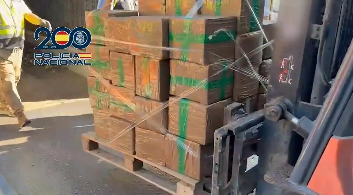 Cajas con las pastillas de hachís del cargamento de siete toneladas intervenido en la Vila Joiosa en mayo.