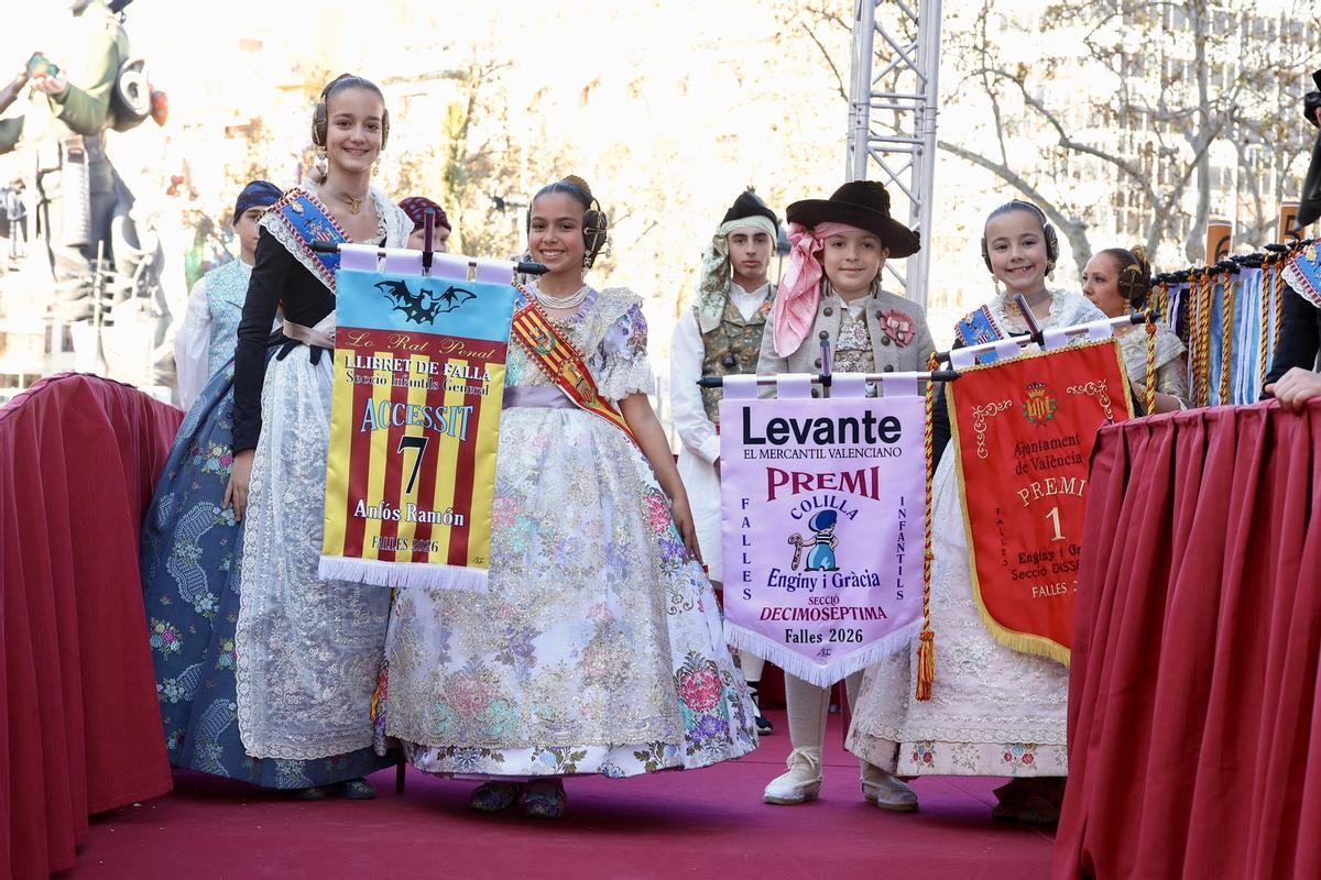 Los infantiles reciben los premios... que casi se pierden