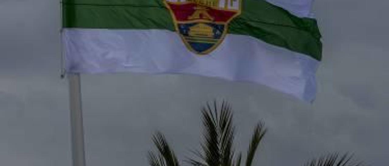 La bandera del Elche en la rotonda donde está el monumento a la afición franjiverde.