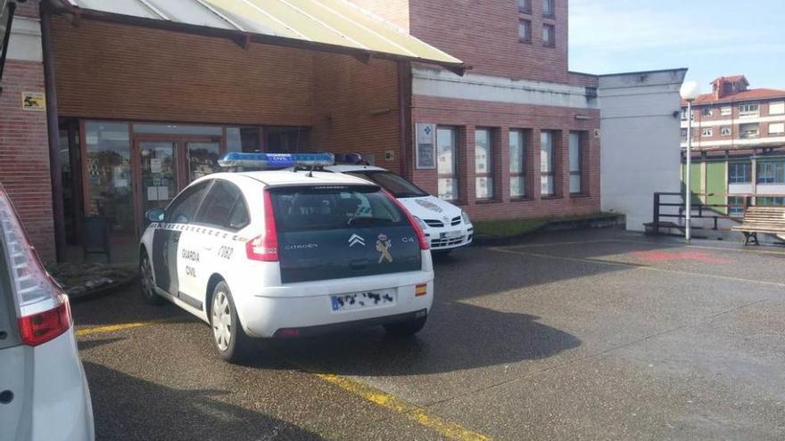 Los vehículos de la Guardia Civil y la Policía Local, a las puertas del centro de salud de Las Vegas, ayer.