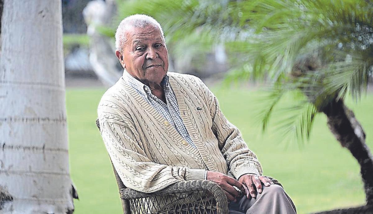 Manolo Marques, en los jardines del hotel Santa Catalina, donde trabajó de botones con 16 años.