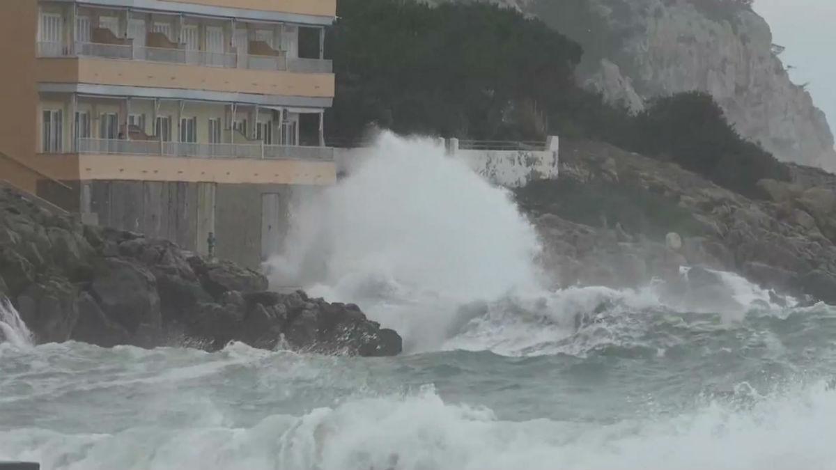 Fuerte temporal de viento en Sant Elm y Puerto de Andratx, en Mallorca.