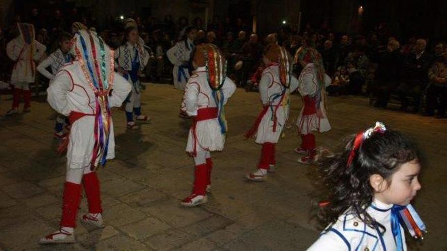 Els més petits van dansar el tradicional ball dels garrofins