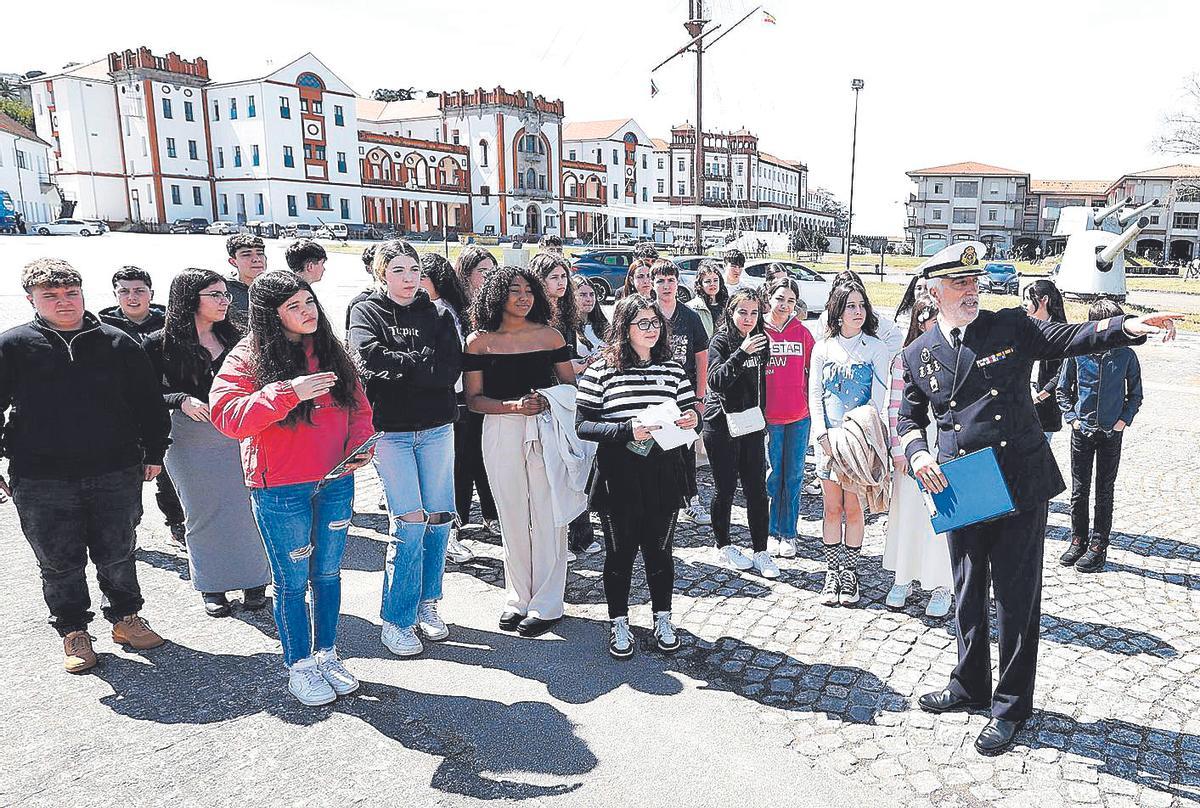 El alumnado del centro asturiano, visitando las instalaciones de la escuela de oficiales de la Armada.