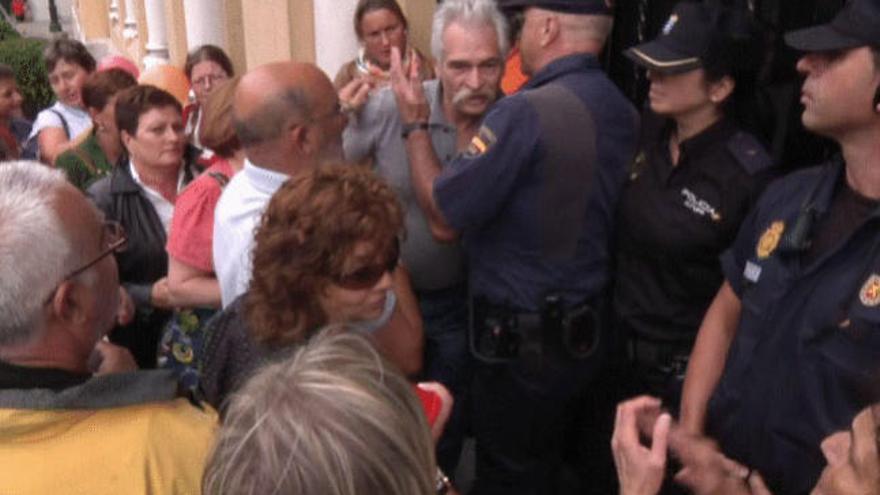 Los manifestantes dialogan con la Policía. /