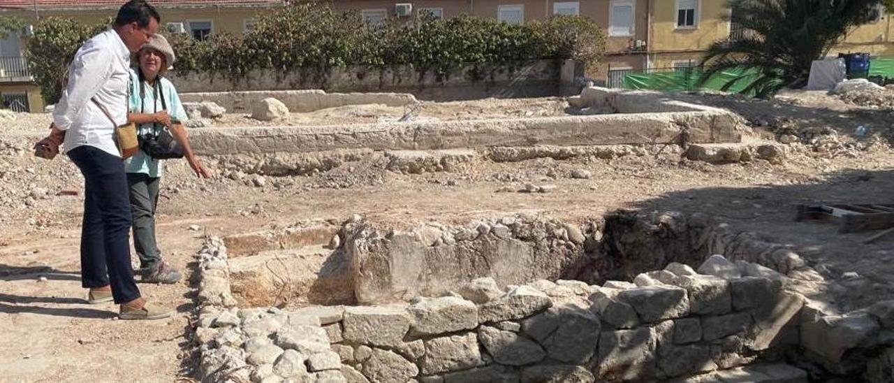 El alcalde supervisando los descubrimientos arqueológicos en el solar donde se construirá la escuela infantil Santa Infancia.