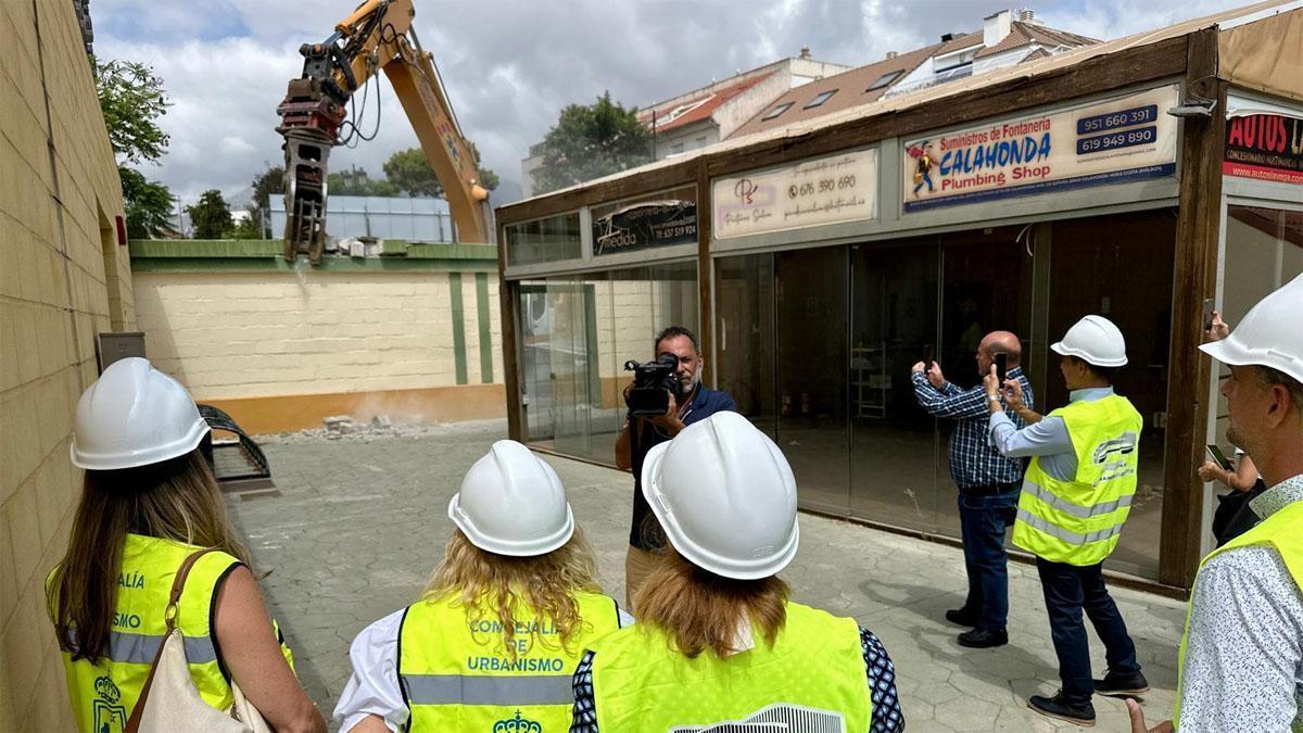 La alcaldesa de Fuengirola, Ana Mula, junto a miembros del equipo de gobierno, visitando las obras en el Complejo Los Boliches.