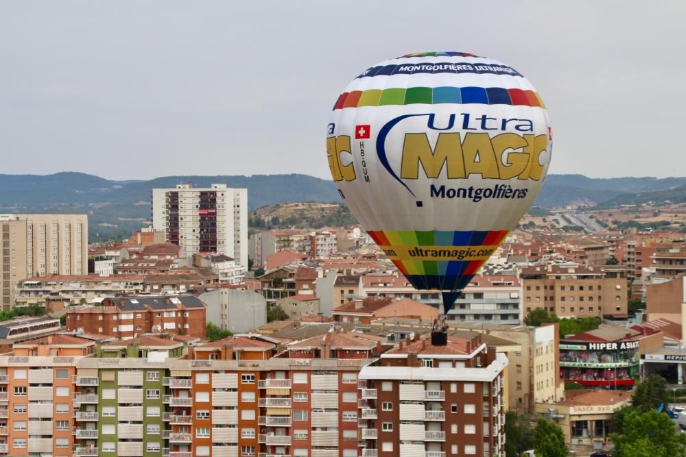 Més de cinquanta globus d''arreu del món aixequen el vol a Igualada en la 21a edició de l''European Balloon Festival.