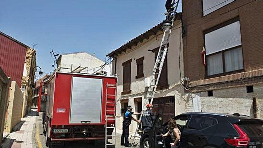 Bomberos y policias intentando rescatar a un gato de un tejado el pasado mes de julio.