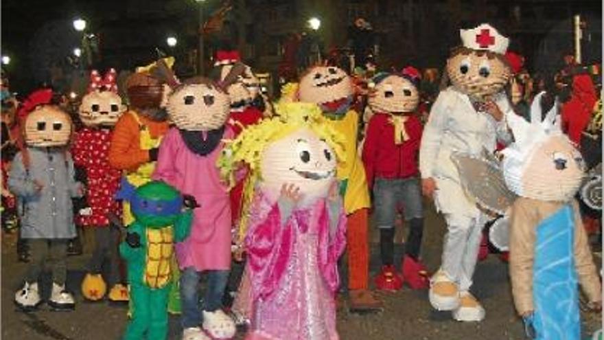 Una de les colles que, disfressades, van participar a la multitudinària arribada del Carnestoltes