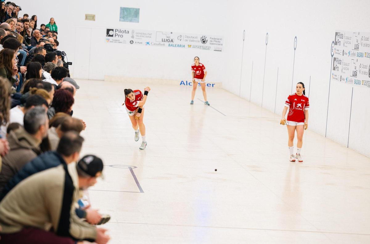 Victoria, Anabel i Marina (Bonrepòs i Mirambell), campiones de Lliga de raspall femení Pro.
