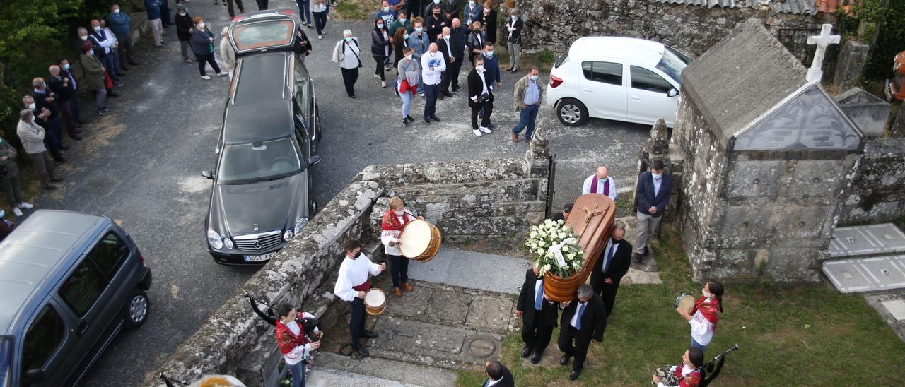 Os gaiteiros tocaron no enterro de Maruja Troitiño.