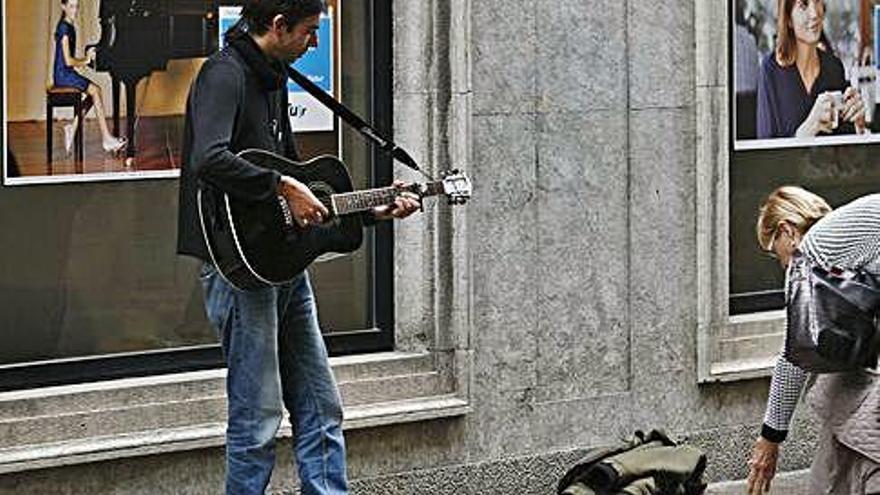 Un músic tocant al carrer Nou de Girona, en una imatge d&#039;arxiu.