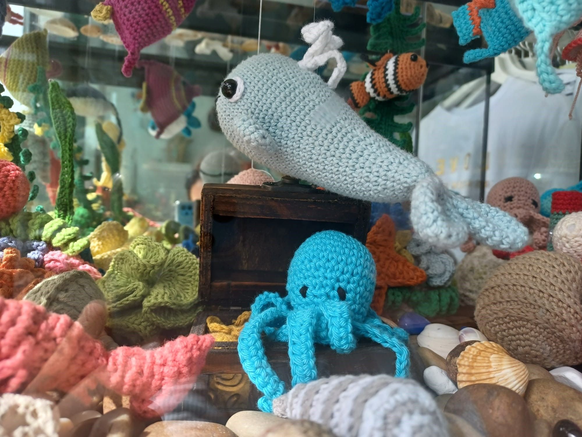 Crochet "subamarino": así es el acuario de ganchillo hechopor artesanas de Pola de Siero