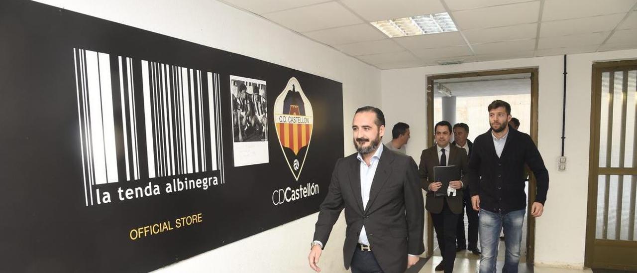 Vicente Montesinos, con Jordi Bruixola y Ángel Dealbert, a su entrada en la zona de vestuarios del Estadio Castalia.