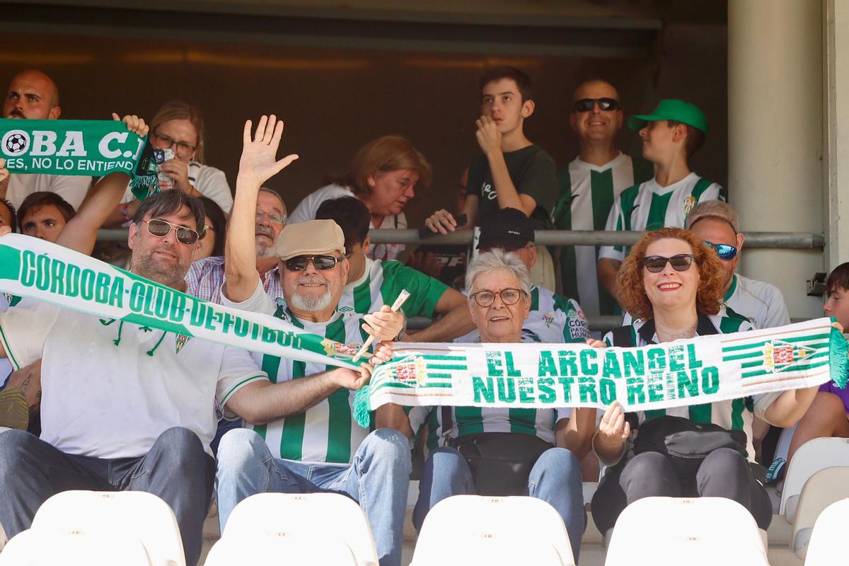 Córdoba CF-Racing de Ferrol | La afición blanquiverde en El Arcángel, en imágenes