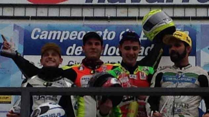 Iker Carrera en el podio del circuito navarro Los Arcos.