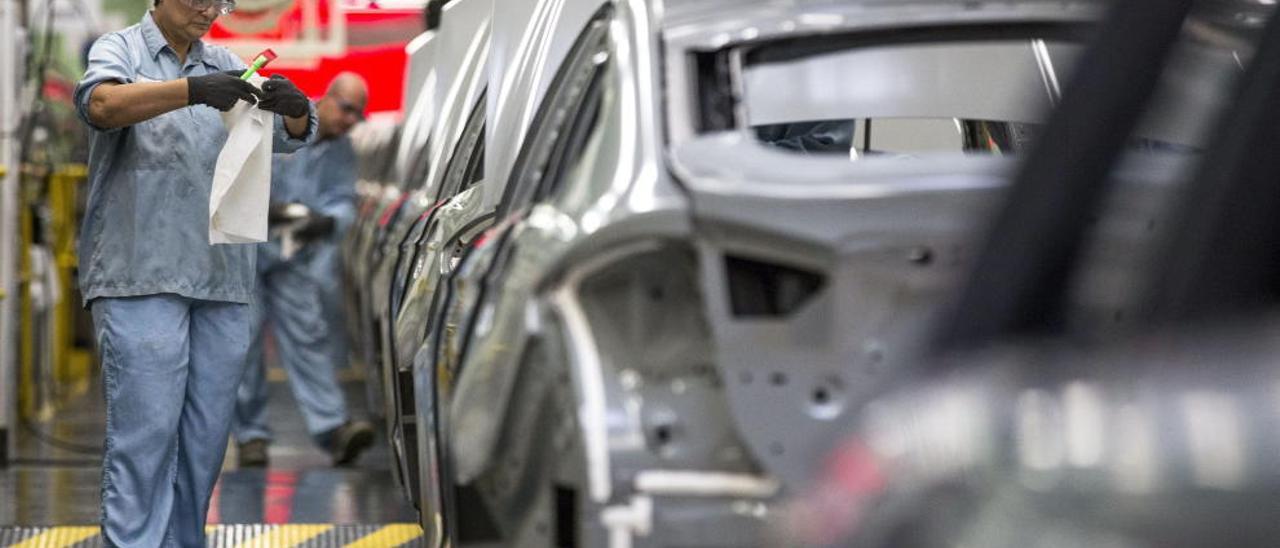 Una empleada trabajando en la factoría de Ford en Almussafes.