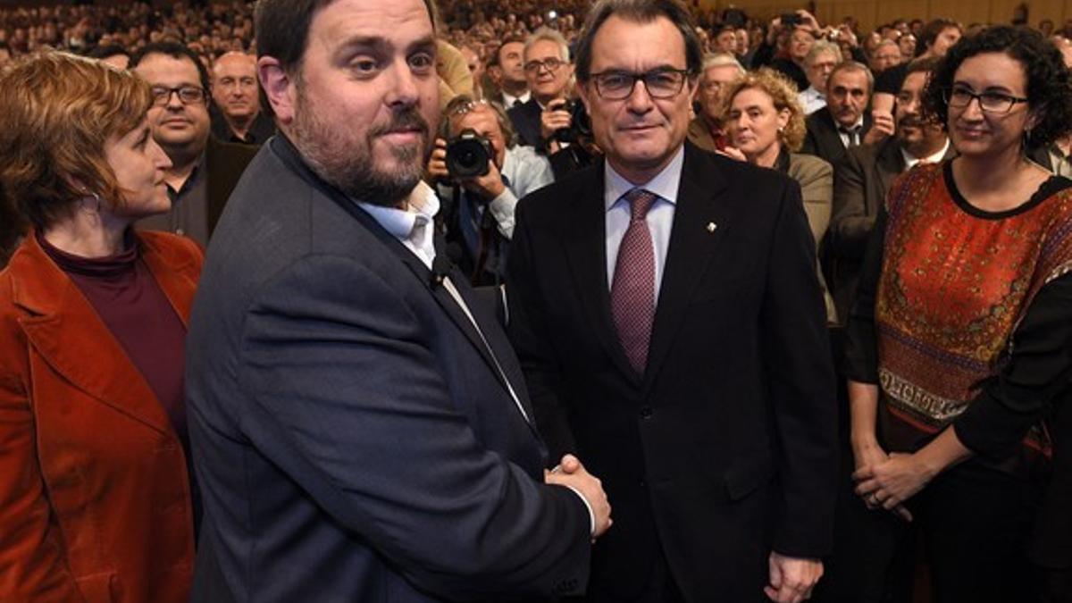 El líder de ERC, Oriol Junqueras, estrecha la mano del 'president' Artur Mas, en diciembre del 2014.