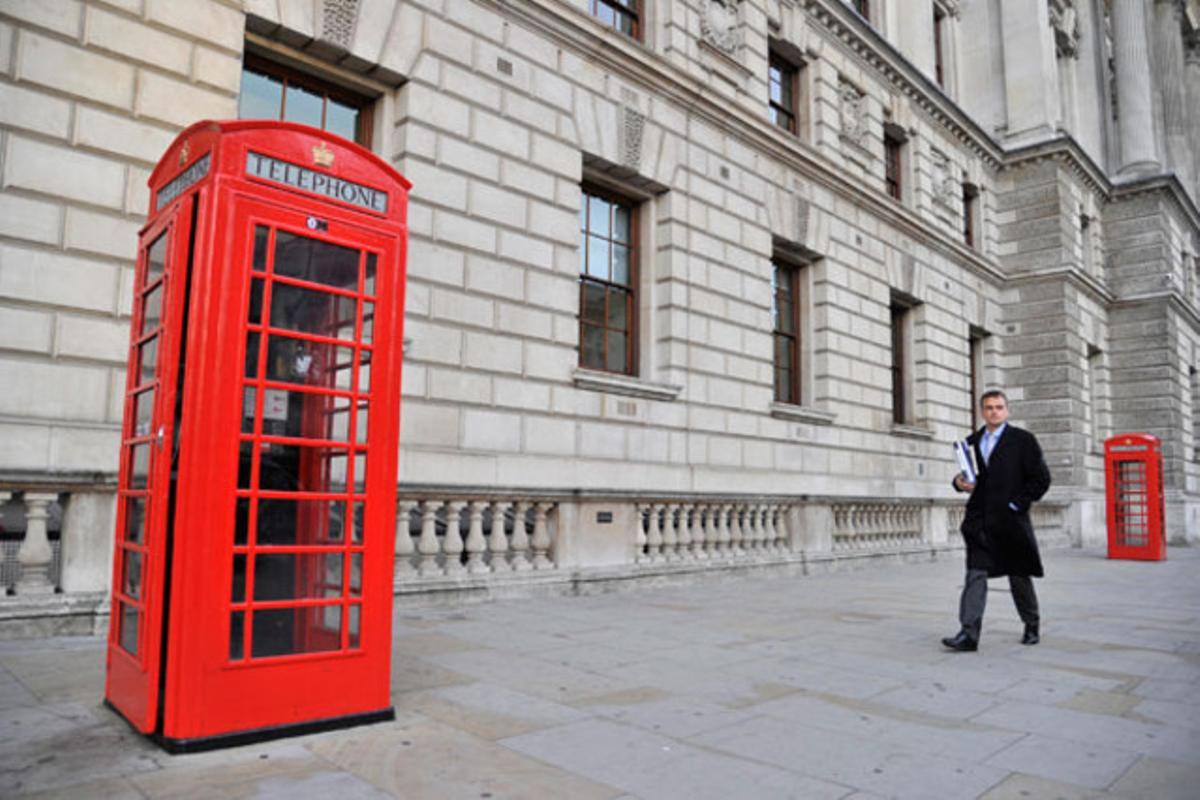 Un treballador passa per davant de l’edifici del Tresor al centre de Londres (Anglaterra).