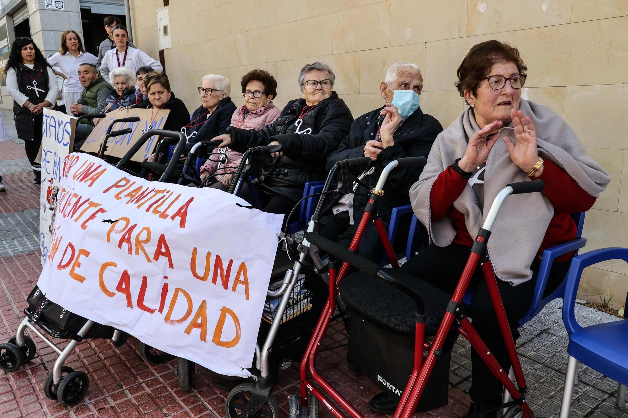 Concentración en contra de los recortes en los centros de mayores