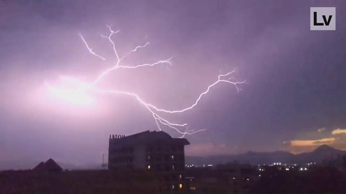 La impresionante vista de los rayos iluminando el cielo en La Safor