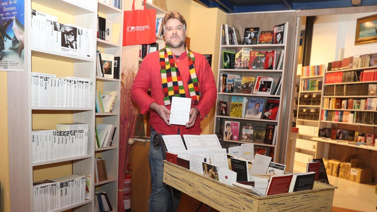 Vicente Velasco, propietario de La Montaña Mágica, en su librería.