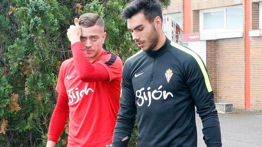 Juan Rodríguez y Dani Martín, ayer, en el entrenamiento del primer equipo en Mareo.