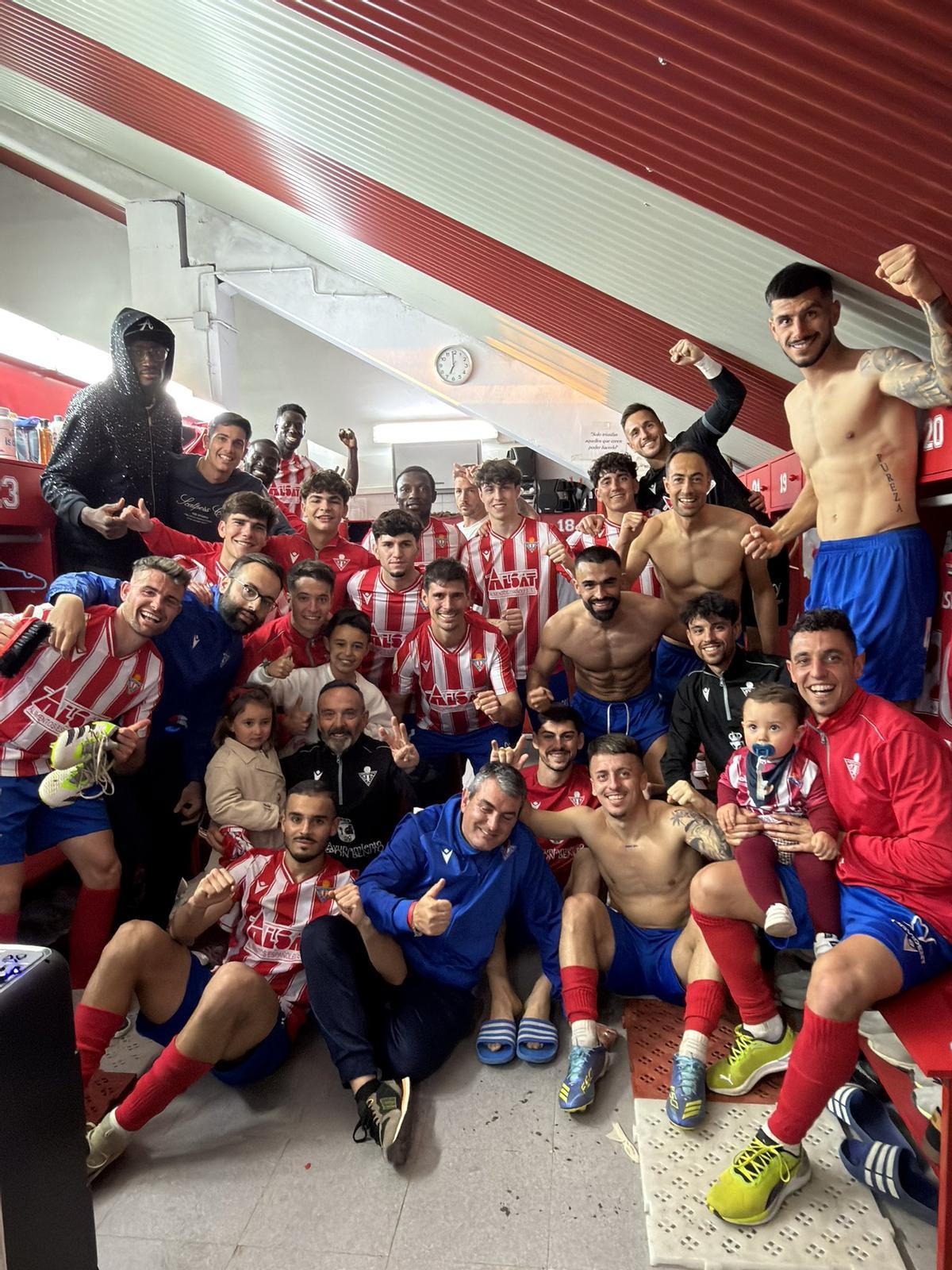 Jugadores del Don Benito celebran la victoria en casa.