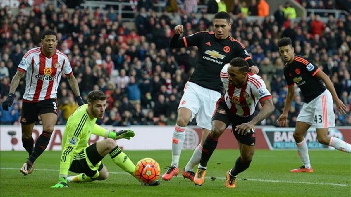 El Sunderland derrotó al Manchester United, que sigue en su línea irregular