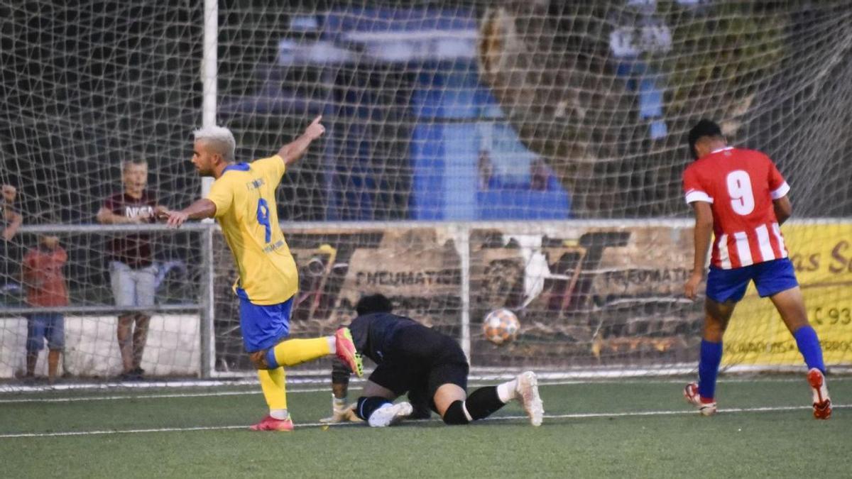 La pilota rematada per Isidre Marsiñach supera Iván Gil i el jugador del FC Joanenc inicia la celebració | OSCAR BAYONA