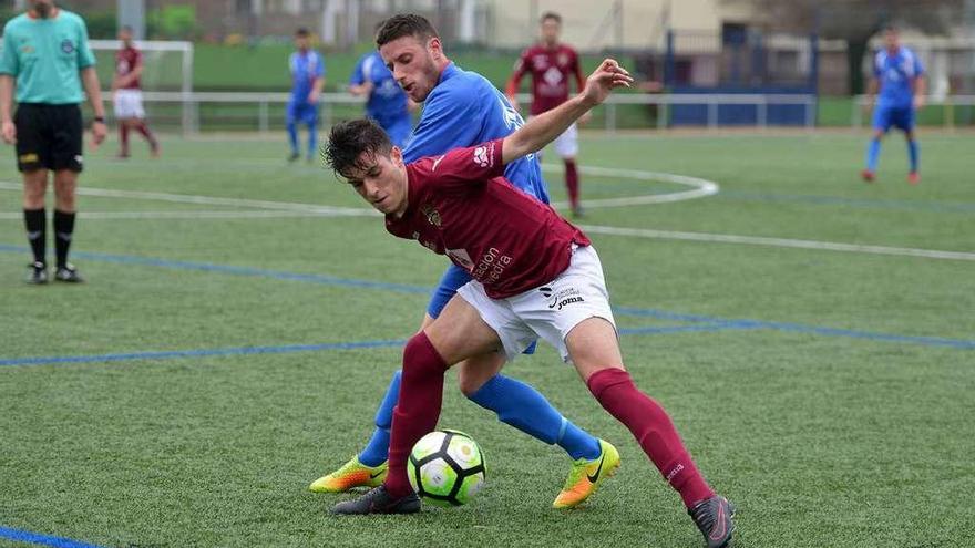 Un jugador del Pontevedra B protege el balón ante la presión de uno del Domayo. // Gustavo Santos