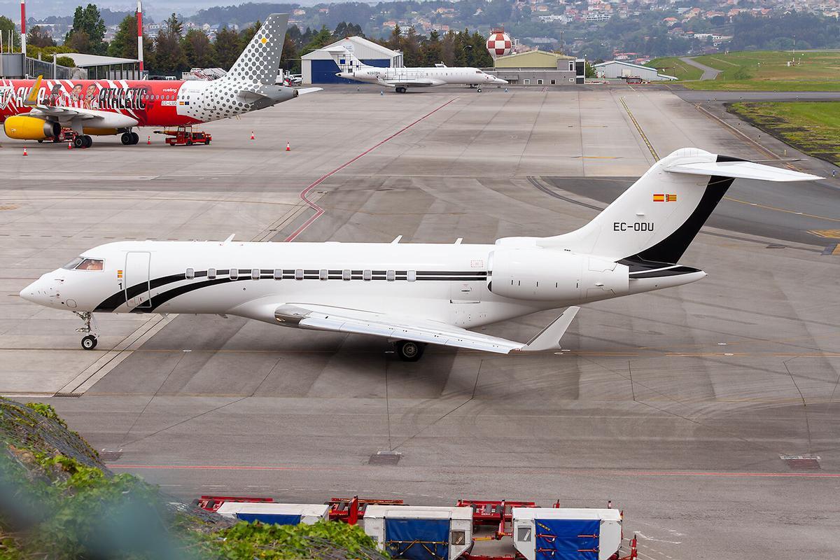 Avión privado en el que Joan Roig ha visitado A Coruña, estacionado en el aeropuerto de Alvedro