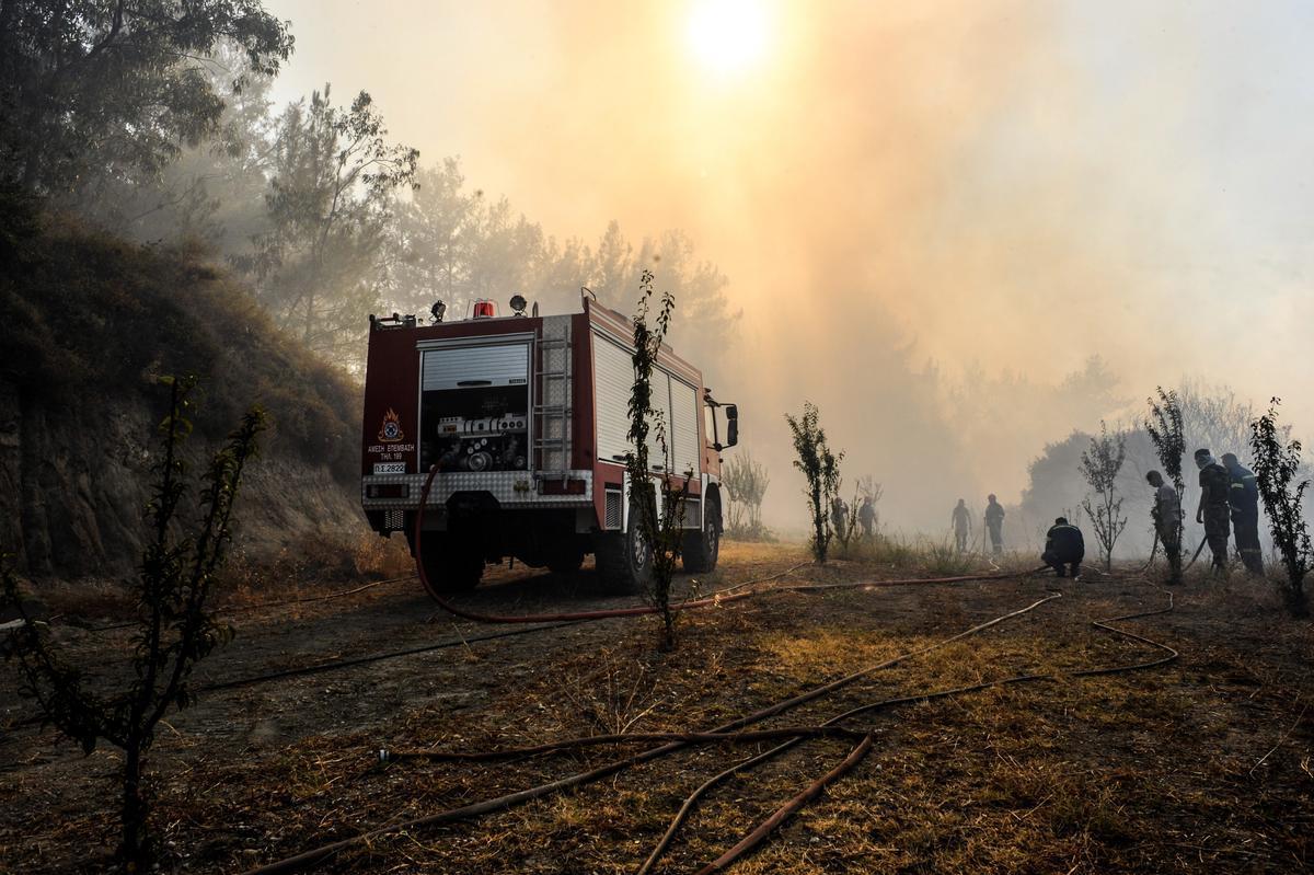 Los bomberos logran controlar un incendio en Grecia.