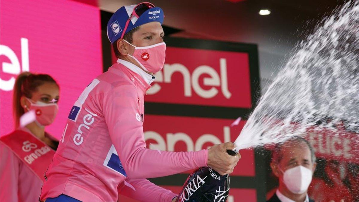 Almeida en la ceremonia de la maglia rosa