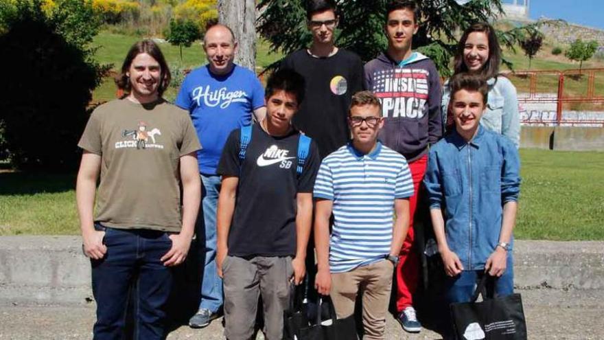 Los alumnos de 3.º de la ESO, junto con el presidente de Zamora Protohistórica, José Carlos Sastre, y el profesor Goyo Cordero (izquierda).